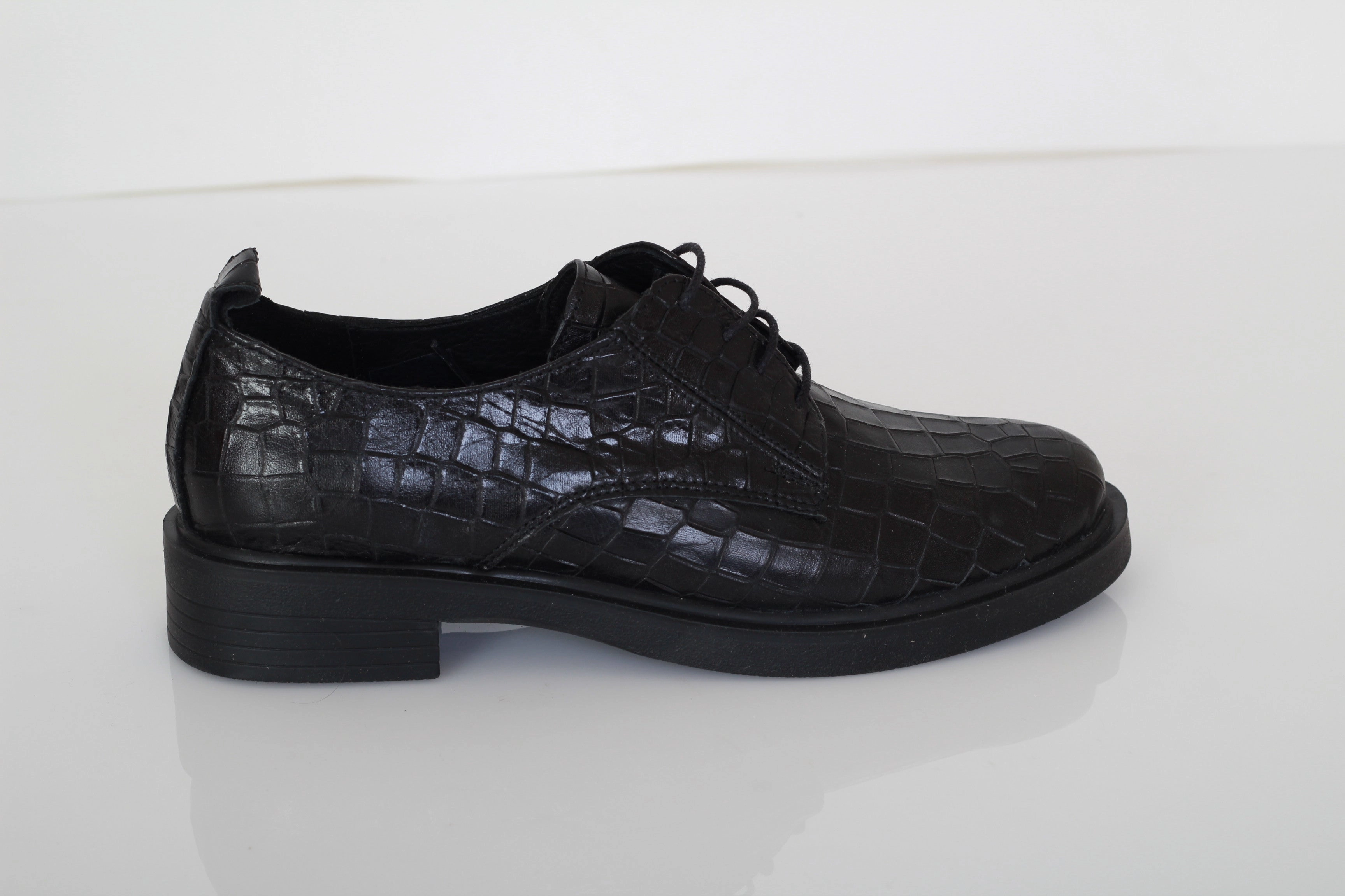 PINO VERDE Embossed Loafers Refined Line Strong Look