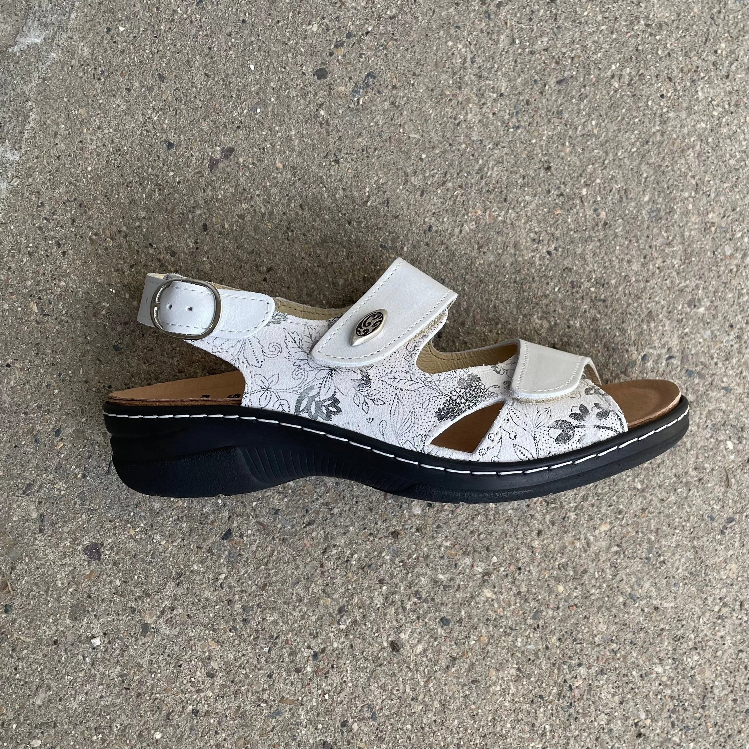 Annie - White Full Range Travel Days