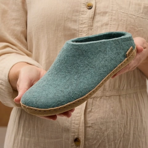 Comfortable for jogging Slip-on with Leather Sole - North Sea